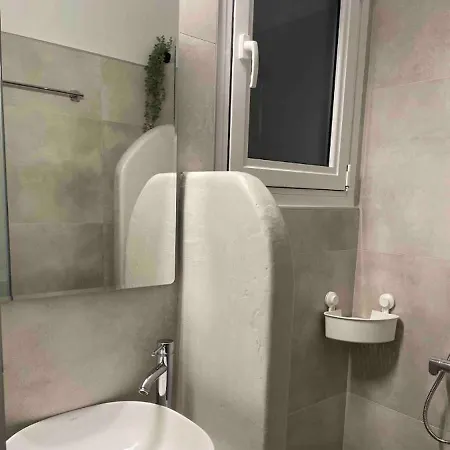 Cris In Lägenhet Volos